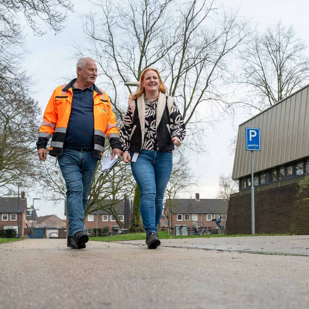 Een man en een vrouw komen aangelopen.