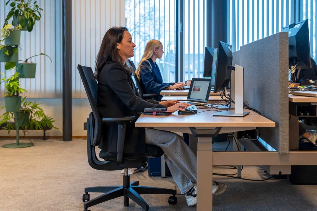 Twee vrouwen aan het werk op kantoor.